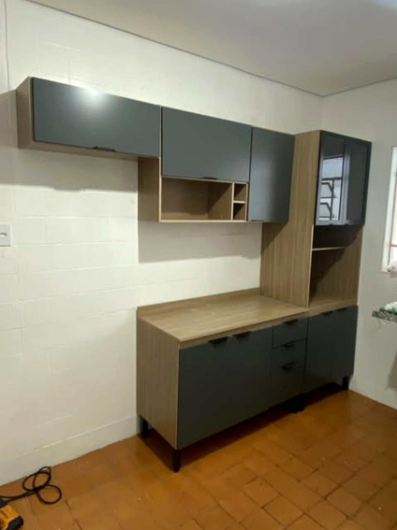 Guarda-roupa com espelho após montagem na Zona Leste de São Paulo